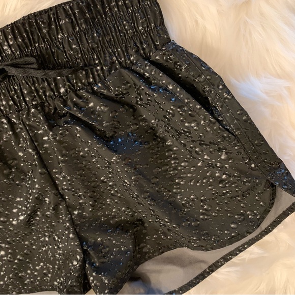 ZYIA Black Bubbles Hi-Rise Bomber Shorts Medium Water Droplets - Picture 2 of 16